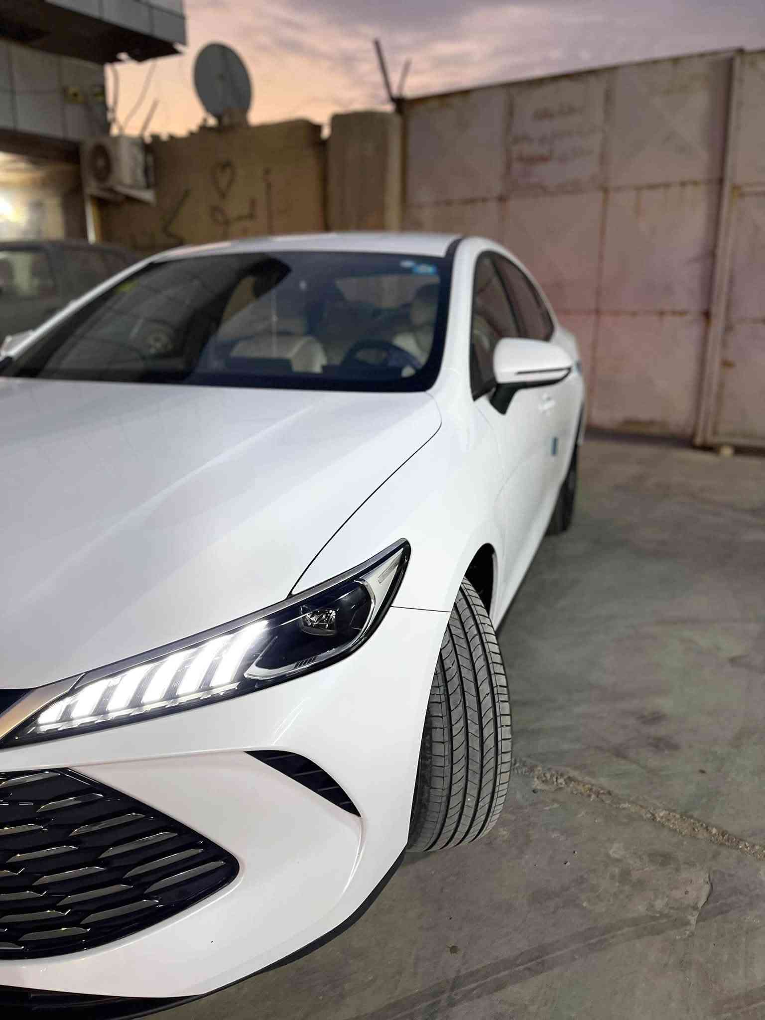 BYDكن بلاص كفاله عامه 
ماشيه 12الف 
سياره جديده 
داخل ابيض 
بيهه 3اصابع per وما مبين 
سياره رقم بغداد تحويل ثاني يوم 
مكان بغداد السعر 20مليون وبيهه مجال 
الاستفسار ***********
