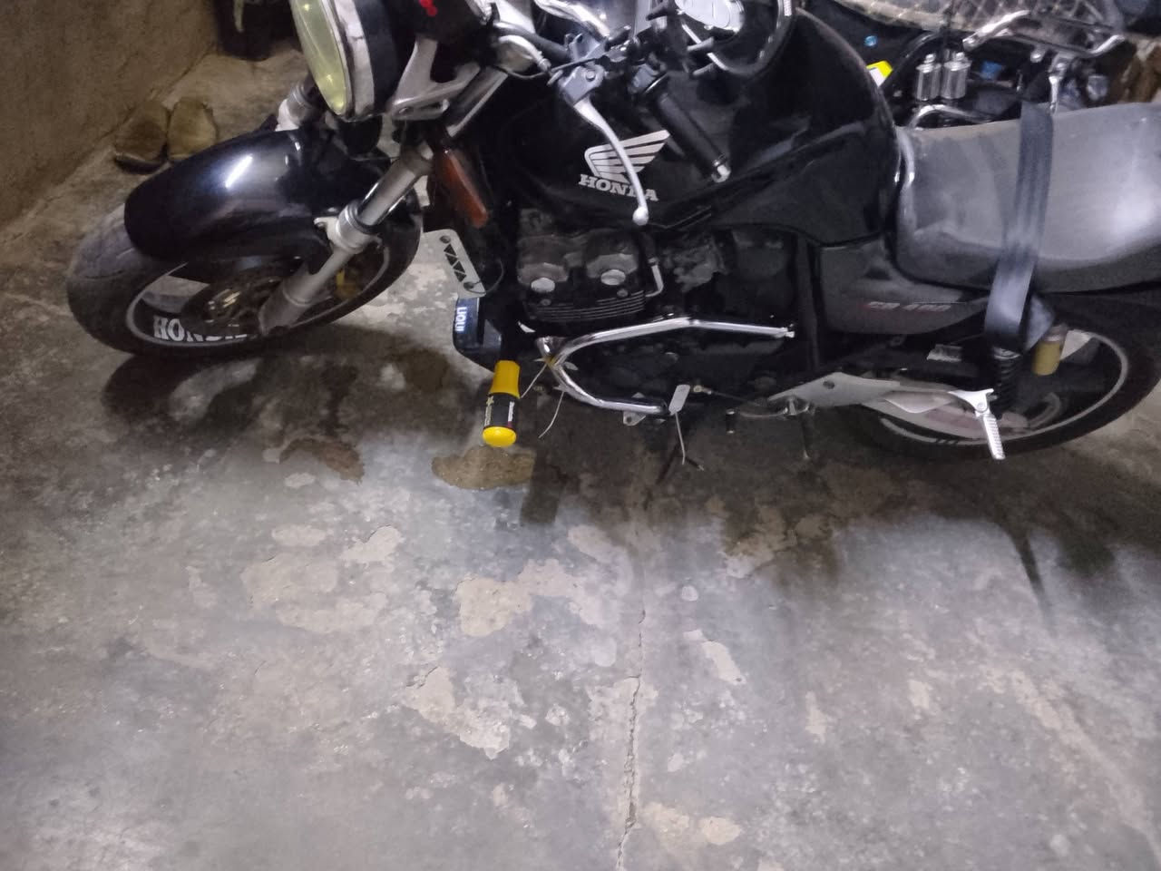 بطحه سي بي فور ٤٠٠ هونده موديل ٢٠٠٤ حاويه مكينه شركه موطور نظافه ١٠٠ ٪ سعر ١٨ ورقه ٧٥ دولار بي مجال مكان الانبار الرمادي التأميم ***********@
