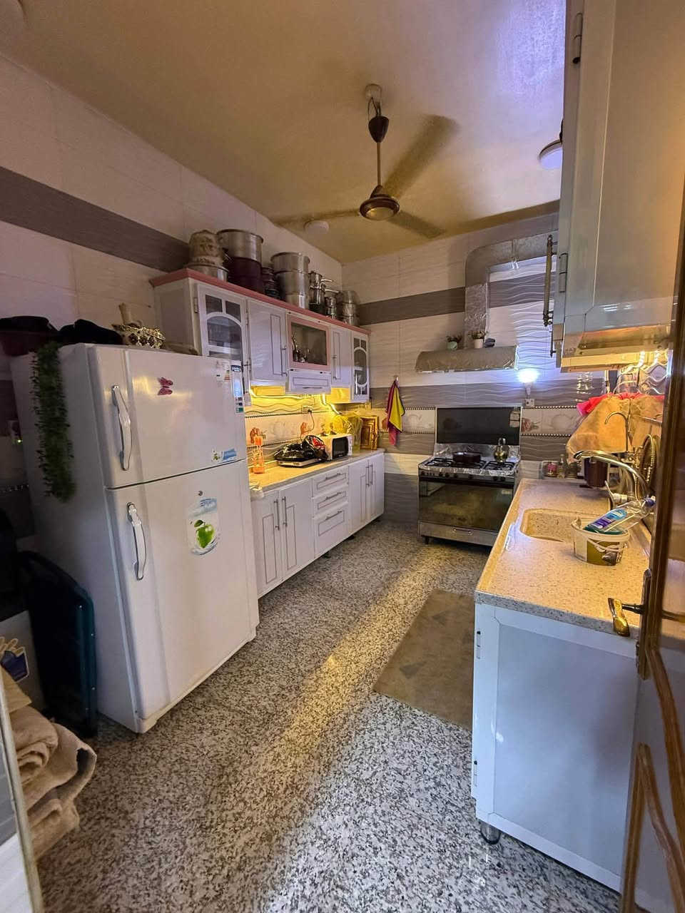 بيت 100 متر للبيع او مرواس ب 200 بحي الجامعه طابو كونكريت بناء درجه اوله مكانه حي الجامعه خلف معهد التقني مقابيله مشروع حديقه وليس فرع طابقين ونص بيت جاهز 
للستفسار اتصال ع رقم ‭***********‬
