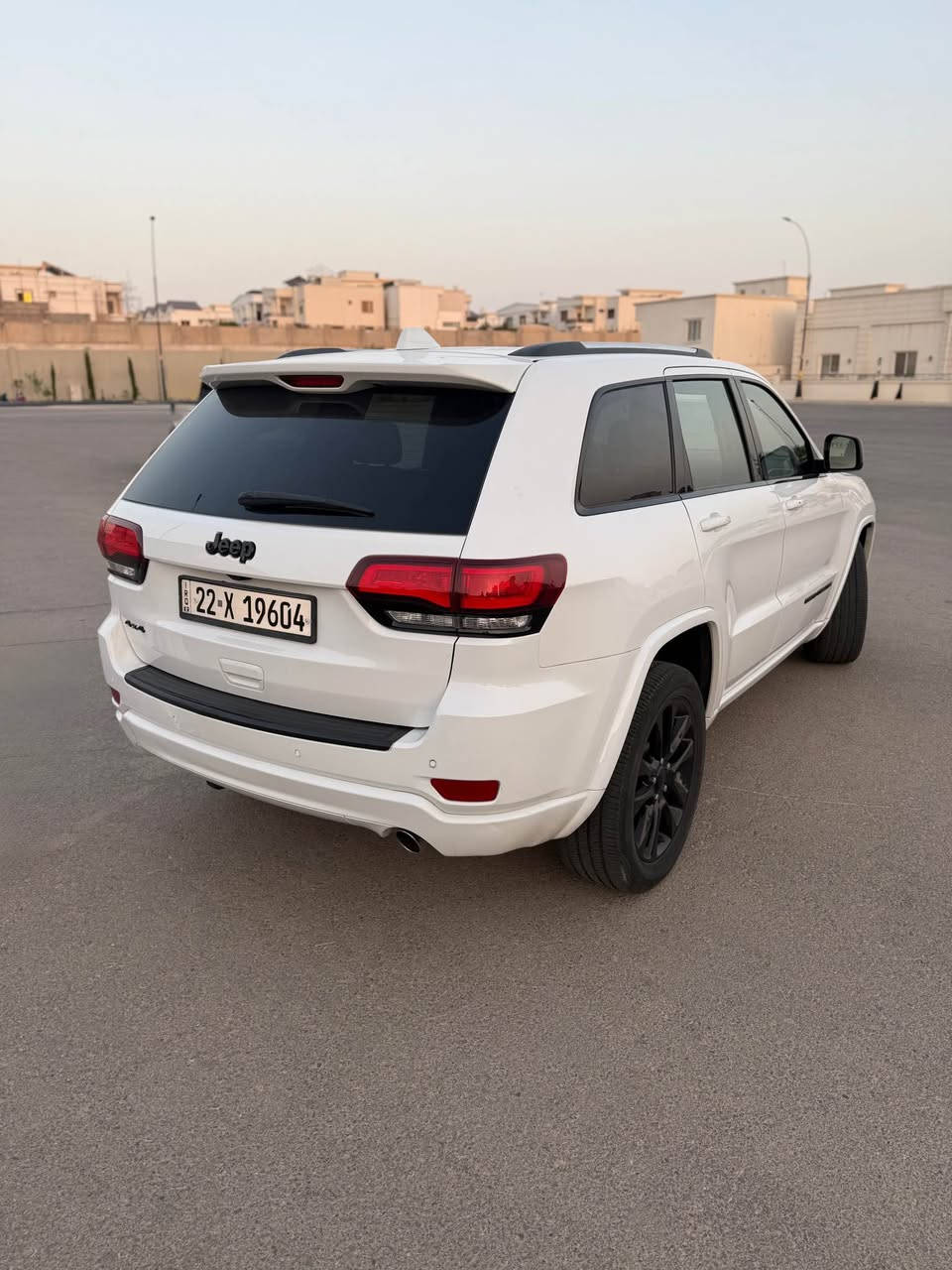 ✨ جيب غراند شيروكي ليمتد (Limited Blacktop) - مواصفات خاصة ✨
🚗 تفاصيل السيارة والمواصفات:
 الوارد: كندي 🇨🇦
 الموديل والفيئة: Grand Cherokee - Limited Blacktop
 المسافة المقطوعة: 53 ألف ميل فقط (53k mi)
 المحرك والكير: بشرط وكفالة عامة ⚙️
🔥 أبرز المواصفات:
 فتحة سقف
 كشنات كهرباء (جلد + كنتارا)
 تدفئة كشنات + تدفئة استيرن
 شاشة كبيرة
 بصمة أبواب + تشغيل عن بعد 🔑 (دبل سويچ أصلية)
 صندوق كهرباء
 رادار خلفي + نقطة عمياء (Blind Spot) + حساسات خلفية
 وباقي مواصفات الليمتد المعروفة الغنية عن التعريف
💥 حالة البودي والمكفول:
 السيارة دخلت كلين للعراق 🧼
 الحادث بسيط جداً داخل العراق: جاملغ جهة السائق + ربع بونيد
 بدون دواخل نهائياً لا صبغ ولا تعديل وبدون أي إيرباگ طاق (سليم 100%)
 الرقم: رقم أربيل/شبه مميز وحلو 🔢
سياره باسمي شرط تحويل وغرامات
📞 للتواصل والاستفسار:
*********** أربيل, العراق

