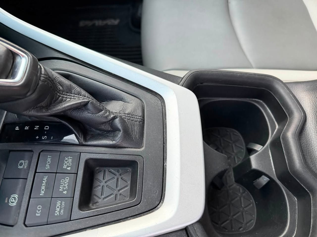 السلام عليكم
RAV 4. 2021 xle Premium

رافً فور  2021  للبيع

* فئة XLE Premium

* اللون: ماروني

* الممشى: 45 ألف ميل

* محرك 2.5

* جير أوتوماتيك 8 سرعات

* دفع رباعي AWD

* تشغيل بصمة مع دخول ذكي

* فتحة سقف كهربائية

* صندوق كهربائي

* مقاعد جلد SofTex

* كرسي السائق كهربائي مع خزن ميموري

* تدفئة للمقاعد الامامية وللستيرن

* تبريد قطعتين (Dual Zone Climate Control)

* شاشة لمس تدعم Apple CarPlay و Android Auto

* كاميرا خلفية

* أوتو ستوب سستم (Auto Start/Stop)

* وضعيات قيادة متعددة: Normal - Eco - Sport - Snow - Rock & Dirt

* رادار ومثبت سرعة ذكي

* نظام المحافظة على المسار و قياده شبه اليه 

* نظام التحذير من الاصطدام مع الكبح التلقائي

* نظام النقطة العمياء (Blind Spot)

* تنبيه حركة المرور الخلفية

* إنارة LED

* ويلات ألمنيوم قياس 19 إنج

* ستيرن جلد مع ازرار تحكم

* أوتو هولد (Auto Hold)

السياره رقم بغداد بااسمي هزة وفحص جديدة

حادثها الجاملغ الأمامي الايسر وبنيد وصندوق كلير من امريكا وربع باب جوه  فقط ( صور الحادث مرفقه )

سونار جديد مرفق مع الصور 

السعر : 183$ وبيها مجال

للاستفسار اتصال عل رقم 

***********

***********
