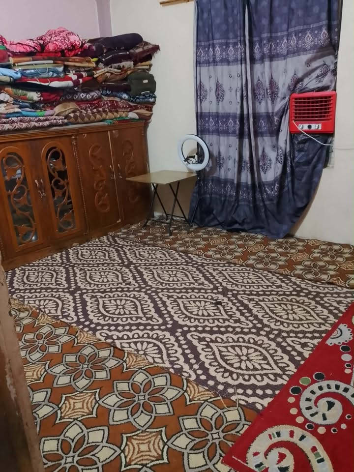 السلام عليكم  اخوان بيت البيع بنزلت الخزاعل عله طريق نجف عن شارع نجف 500 متر قرفتين صاله مطبخ  مجمع صحيات بيت بي بساحه مالت بنا بعد 315 متر باقي الحوش شتايكر. تبليط الثاني مالت المجمع عنه 20 متر السعر 28  نتصال *********** الواتساب ***********
