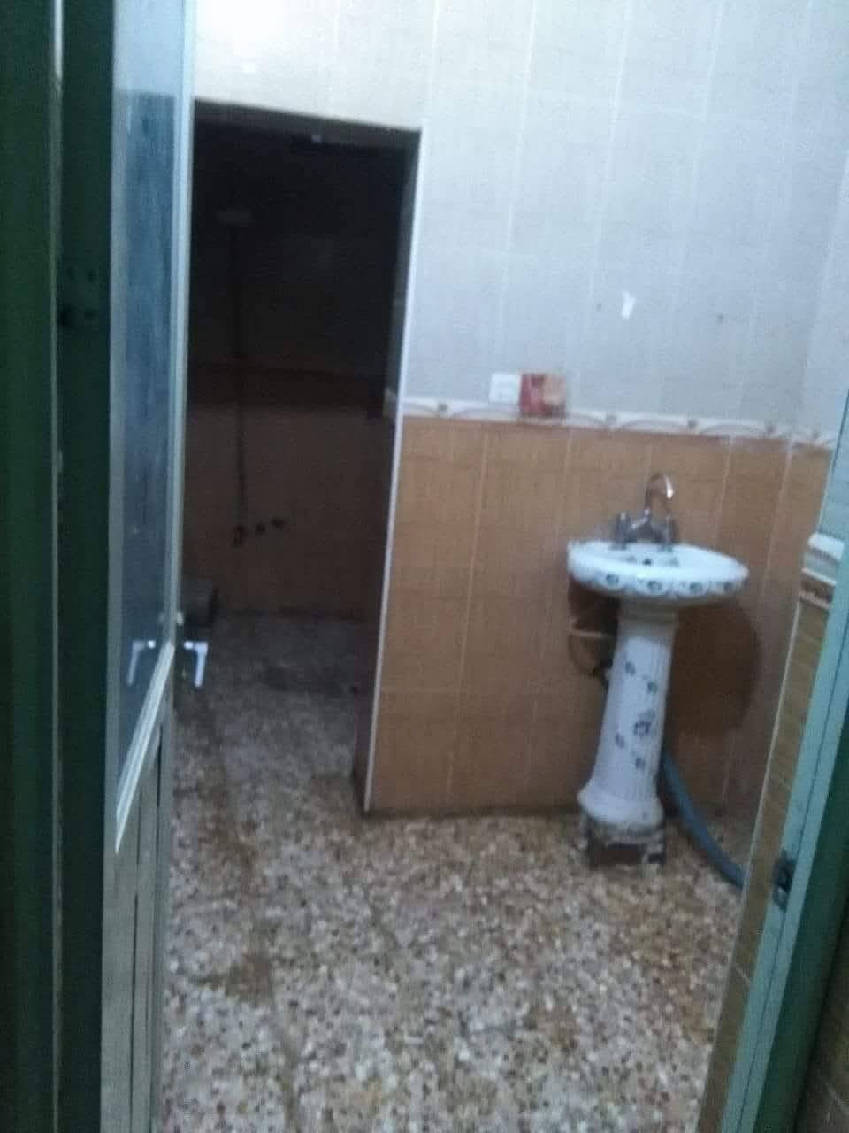 يوجدبيت للايجاربالتقيه الثالثه للايجار يتكون من من مطبخ وصاله وثلاث غرف نوم وصاله بالطابق الثاني مع مجمع حمامات بالطابق ين وخارجيه للاستفساراكثراتصل ***********
