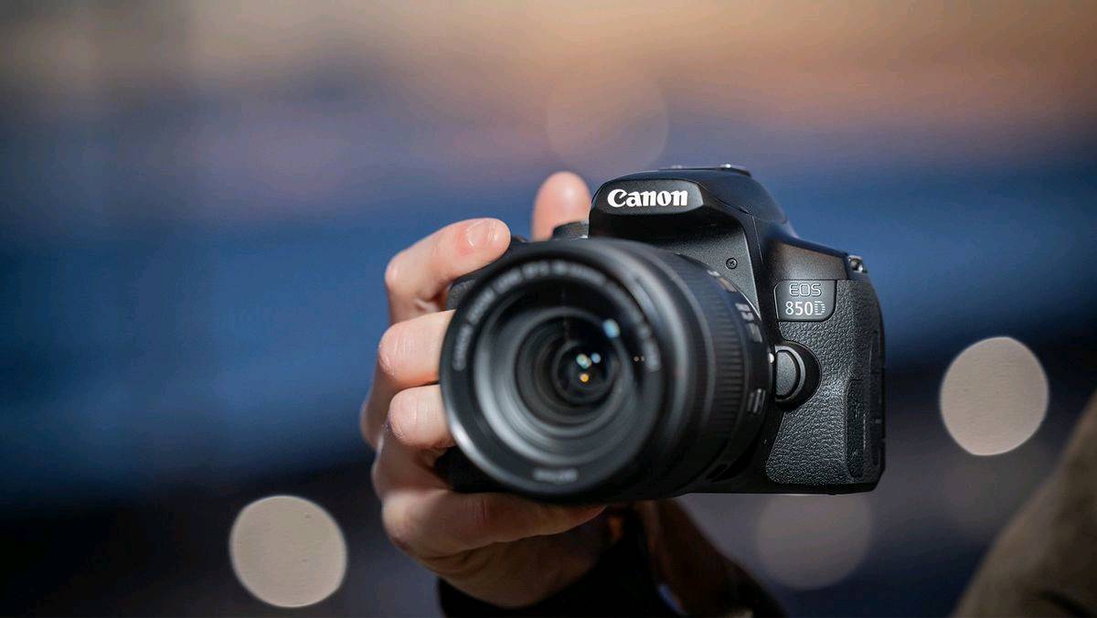 للبيع كاميرا Canon 850D الاحترافية + عدسة   85mm للبورترية والجودة العالية 
متوفر توصيل🚚

الكاميرا وحدها 700 الف
العدسة الاحترافية 400 الف
النظافة 95% 


المميزات :
كاميرا Canon EOS 850D (المعروفة أيضاً باسم Rebel T8i) تعتبر من أقوى كاميرات الفئة المتوسطة (DSLR) التي أطلقتها كانون.

جودة الصور والمعالج
 * المستشعر: بدقة 24.1 ميجابكسل من نوع APS-C (يقدم صوراً عالية التفاصيل ممتازة للطباعة والتعديل).

 * المعالج: DIGIC 8 سريع جداً في معالجة الصور وتحسين الأداء في الإضاءة المنخفضة.
 * حساسية الضوء (ISO): تبدأ من 100 إلى 25,600 (وتصل إلى 51,200 في الوضع الممتد).

نظام التركيز والتصوير السريع
 * نقاط التركيز (AF): 45 نقطة تركيز متقاطعة (Cross-type) لتتبع الأهداف بسرعة ودقة عبر الشاشة أو المنظار.

 * التركيز البؤري التلقائي: تقنية Dual Pixel CMOS AF تضمن فوكس سريع جداً وسلس أثناء تصوير الفيديو.

 * تتبع العين والوجه: دعم ميزة Eye Detection AF للتثبيت على عين الشخص أثناء التقاط البورتريه أو الفلوجات.

 * سرعة التصوير المتتابع: تصل إلى 7 إطارات في الثانية (7 fps)، ممتازة لتصوير الحركة والرياضة.
تسجيل الفيديو

 * دقة 4K: تصوير فيديو بدقة UHD 4K حتى 24/25 إطار في الثانية.

 * دقة Full HD: تصوير بدقة 1080p حتى 60 إطار في الثانية للقطات الانسيابية.

 * التثبيت الرقمي: مثبت رقمي مدمج 5-Axis Digital IS لتقليل اهتزاز الفيديو عند التصوير باليد.

 * فيديو عمودي: تدعم تصوير الفيديو بالطول المباشر لتسهيل رفعه على منصات التواصل الاجتماعي.

الشاشة والتصميم والاتصال
 * الشاشة: متحركة بالكامل (Vari-angle) وتعمل باللمس بحجم 3.0 بوصات (مثالية للتصوير بزوايا صعبة أو صناعة محتوى الفلوج).

 * عجلة تحكم ثنائية (Dual Dials): تحتوي على عجلة خلفية إضافية تسهل التحكم السريع بفتحة العدسة وسرعة الغالق.

 * الوزن: خفيفة ومريحة للاستخدام الخارجي والفرامات الطويلة (حوالي 515 جرام).

 * الاتصال: مدمجة بتقنيات Wi-Fi و Bluetooth لنقل الصور فوراً للموبايل أو التحكم بالكاميرا عن بُعد.

 * المنافذ: تحتوي على منفذ مايكروفون خارجي (3.5mm) لتركيب مايك احترافي.