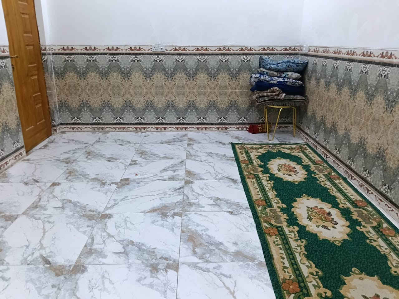 السلام عليكم دار للبيع 100 متر طابق ونص كافت خدمات بغداد الكمالية المعوقين مقابيل المدارس ***********
