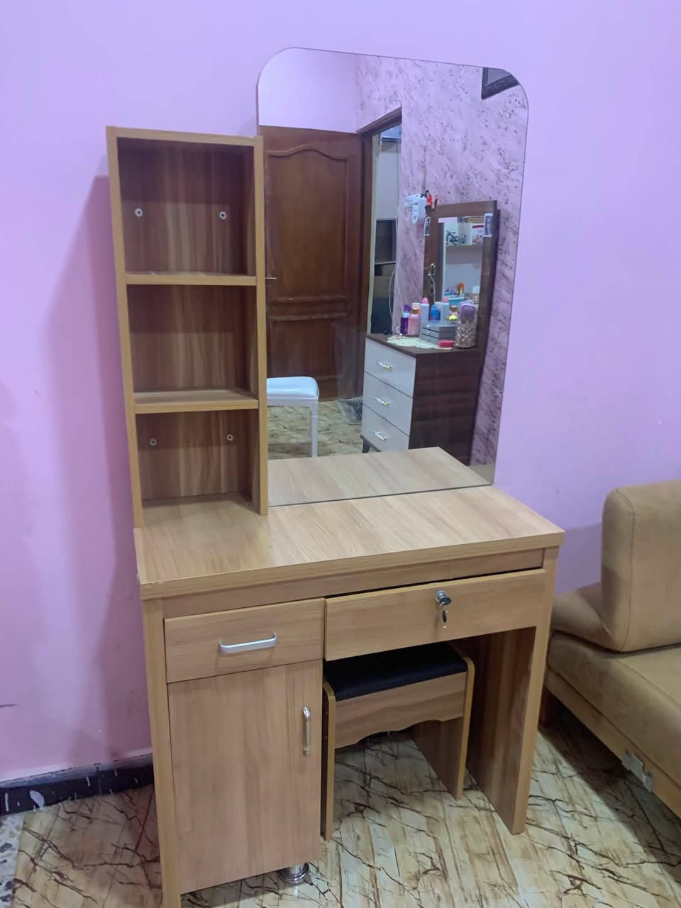 مكتبه اطفال او ميز تواليت تشتغل ع الاثنين ميز ومكتبه بيها مرايه سلايت متحركه السعر 200 الف جديده لوك تريد منصوب او بالكارتونه استفسار ***********
