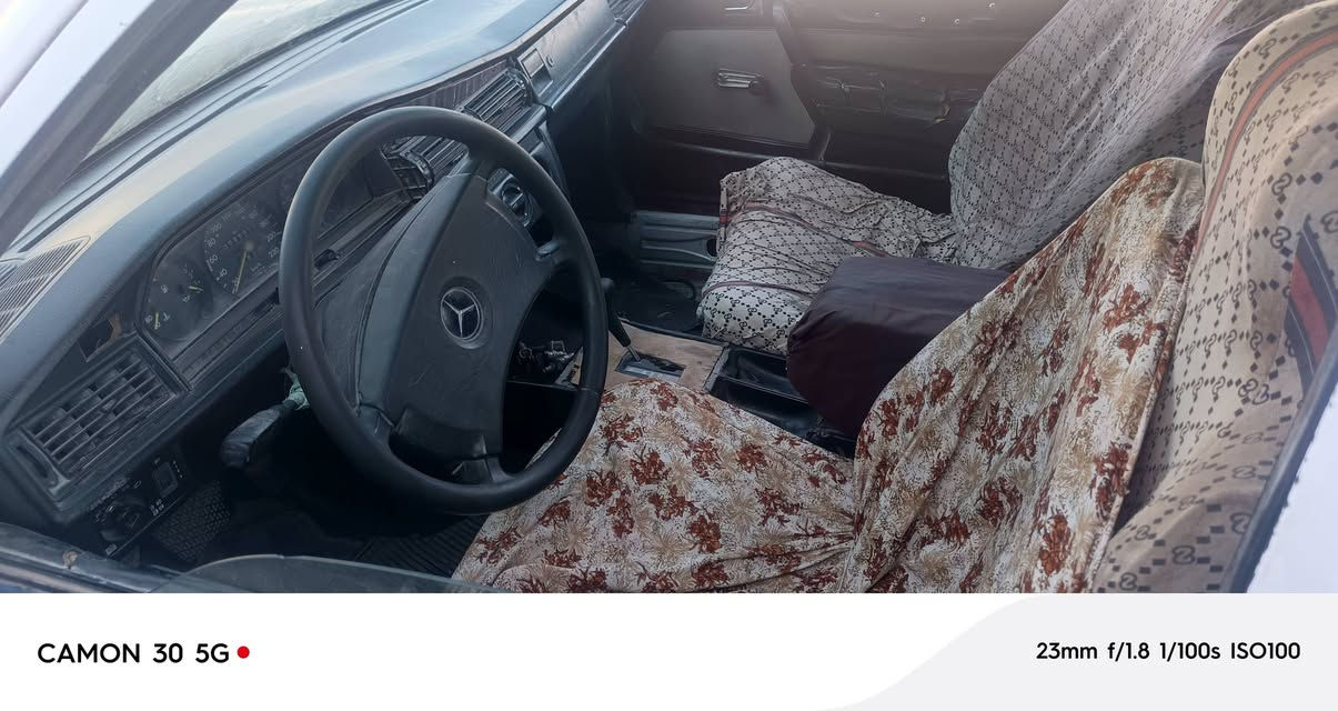 مارسدس ماندل راعيها بس سنويه السعر مليون وبيها مجال مكينه ونجي نضيفه حيل ونايمه بس بك ماترجع سياره وين ماتريد طلع بيها المكان الدوايه***********
