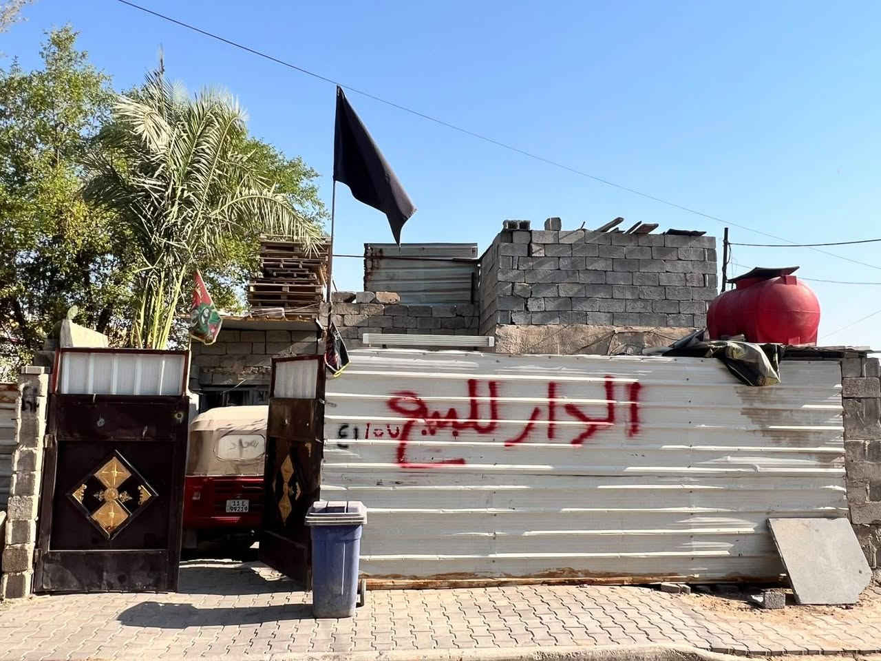 بيت تجاوز للبيع جاهز من كلشي كاشي البيت مدخلين وغرفتين وصاله واستقبال ومطبخ من كلشي جاهز 13وبي مجال  لاستفسار أكثر ع رقم ***********
