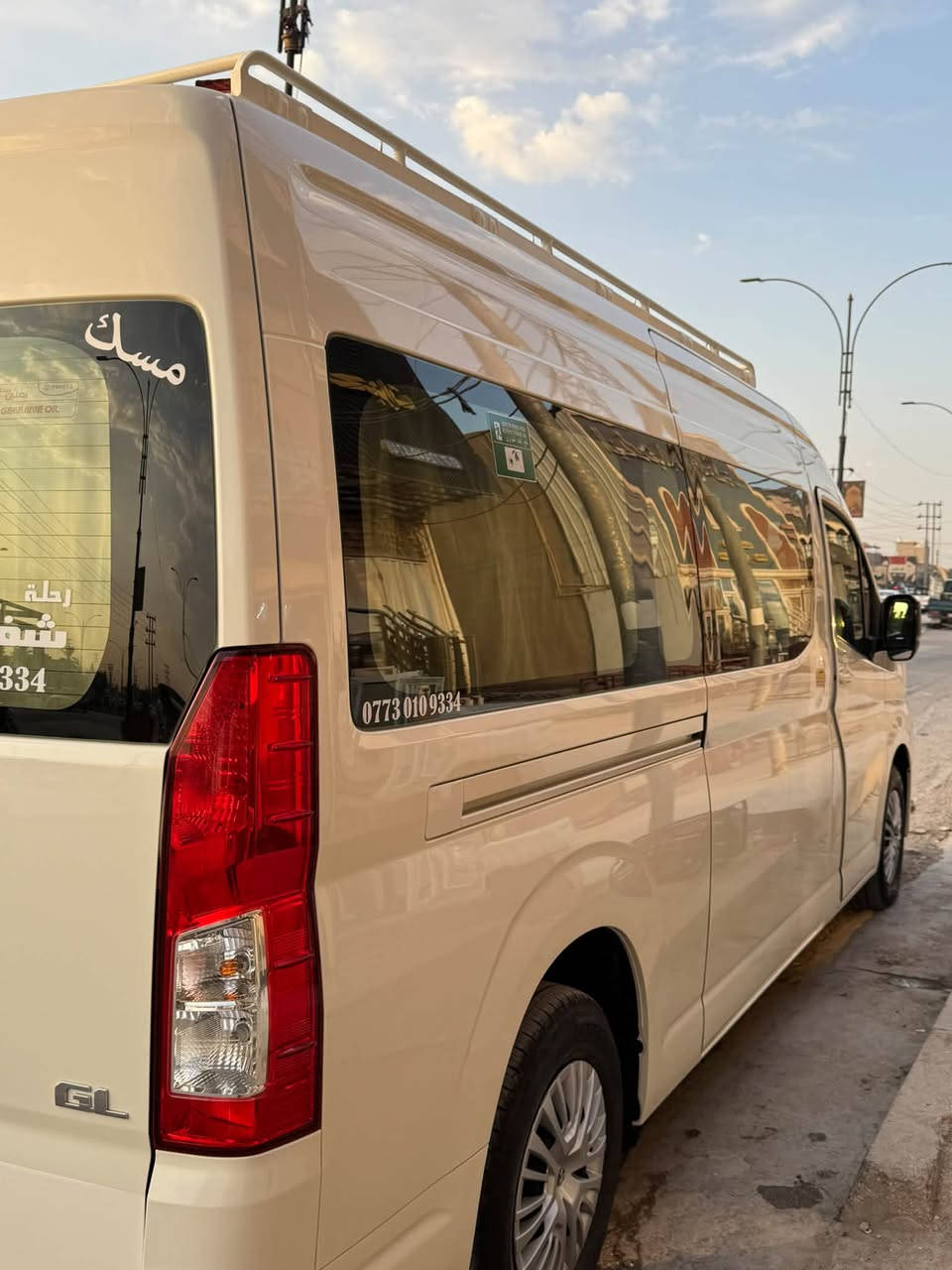 سلام عليكم للبيع تيوتا هايس ام بوز 2026 فول مواصفات باب كهربائي گير اوتماتيك مكفوله كفاله عامه بيها رصعه زغيره باب الجنطه وطخه بلجاملغ خلفي سياره جديده بمعنه الكلمه وبيها خروجيه وموافقه على ايران سياره جاهزه من كلشي ما صارلها شهرين عندي زيرو خذتها ماشيه سيارة ١٩ الف الاستفسار ***********
مكان السياره كربلاء سعر 465 وبيها مجال 
موصفات سياره 
باب كهربائي 
كير اوتماتيك 
اذرعه خلفي اماني 
سوبايه نصر 
بردات 
سفاري 
تلبيسه 
تغليف تنتة 
تغليف بيبان 
تغليف دشيول 
تغليف ستيرن 
تغليف باب جنطه 
كله شغل اياد الدراجي
سياره شاهد الله شوفها مثل مابلصور
