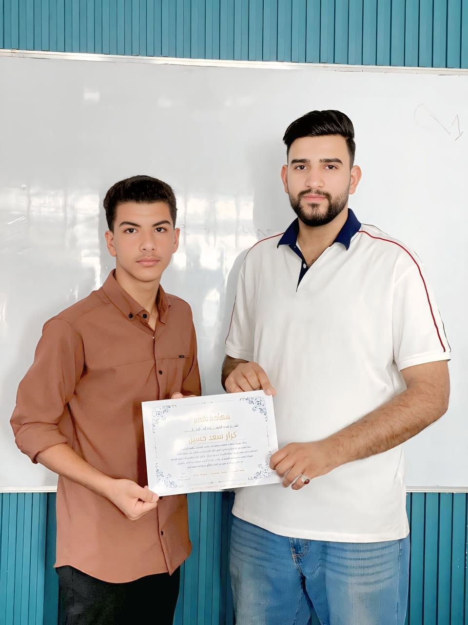 مع انطلاقة عامٍ دراسي جديد، تحرص إدارة معهد النخبــــة، ممثّلةً بالأستاذ #محمد_صـلال 
على أن تكون بداية العام حافلةً بالتقدير والتحفيز.

وانطلاقاً من إيماننا بأن تكريم المتفوقين هو تقديرٌ لجهودهم ودافعٌ لهم لمواصلة النجاح، تم تكريم نخبة من طلبتنا المتفوقين من قبل الاساتذه أ. محمد صلال و أ. محمود حسن  ليكون تفوقهم حافزاً لهم ولزملائهم مع بداية عام دراسي جديد حافلٍ بالطموح والإنجاز.

معهد النخبــــة… نكرّم التفوق، ونصنع الدافع نحو المزيد من النجاح.

