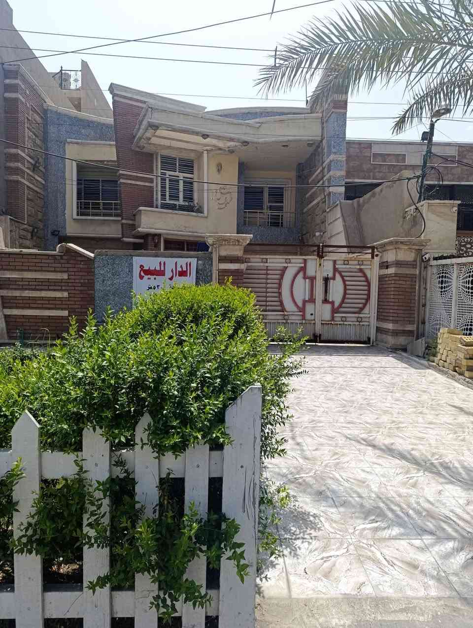 بيت للبيع على شارع الفتلاوي البنوك  مساحه300م ونزال30 يحتوي على خمس غرف نوم وصاله واستقبال ومطبخ وصحيات وحديقه داخليه وخارجيه لاستفسار
***********
