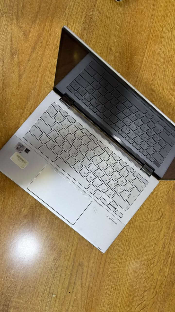 السلام عليكم

 لابتوبASUS Chromebook Flip C436F / C436FA، 

الملصق الخلفي مكتوب Model: C436F، والمواصفات الرسمية لهذا الموديل تشمل نسخ بمعالجات Intel Core من الجيل العاشر. 

مواصفاته

حسب النسخة الموضحه،  Core i3:

* 💻 الموديل: ASUS Chromebook Flip C436F
* ⚙️ المعالج: Intel Core i3-10110U — جيل عاشر، نواتين / 4 خيوط، من 2.1 إلى 4.1 GHz. 
‏* 🧠 RAM: 8GB LPDDR3 غالبًا، والرام ملحوم باللوحة. 
* 💾 التخزين: 128GB NVMe SSD في نسخة الـi3 الشائعة. 
* 🖥️ الشاشة: 14 إنچ Full HD 1920×1080، Touch، IPS. 
* 🎮 كرت الشاشة: Intel UHD Graphics 620 مدمج.
* 🔊 الصوت: Harman/Kardon.
‏* 🔄 Flip 360°: يعني الشاشة تنقلب وتصير مثل التابلت. 
* 🔌 المنافذ: USB-C، وmicroSD، وسماعة 3.5mm. 
* ⚖️ الوزن: تقريبًا 1.17 كغم. 
* 🔋 البطارية 42Wh تقريبًا، والشاحن USB-C بقدرة 45W. 
* 🪟 النظام الأصلي: ChromeOS، مو Windows.
مع شاحنه فقط تدعم الشحن السريع
السعر 300 الف وبي مجال قليل

للاستفسار ***********

نص مكتوب في الصور:
- About Your PC is monitored and protected. See details in Windows Security Related settings Change product key or upgrade your edition of Windows Read the Microsoft Software License Terms BitLocker settings Device Manager Remote desktop System protection Advanced system settings Rename this PC (advanced) Installed RAM 8.00 GB Speed: 2133 MHz Processor Intel(R) Core(TM) i3-10110U CPU @ 2.10GHz 2.59 GHz Graphics Card 128 MB Intel(R) UHD Graphics Storage 119 GB 33 GB of 119 GB used WIN-92QS4U50DT4 Helios Rename this PC Device Specifications Copy Device Name WIN-92QS4U50DT4 Processor Intel(R) Core(TM) i3-10110U CPU @ 2.10GHz 2.59 GHz Installed RAM 8.00 GB (7.87 GB usable) Graphics Card Intel(R) UHD Graphics (128 MB)