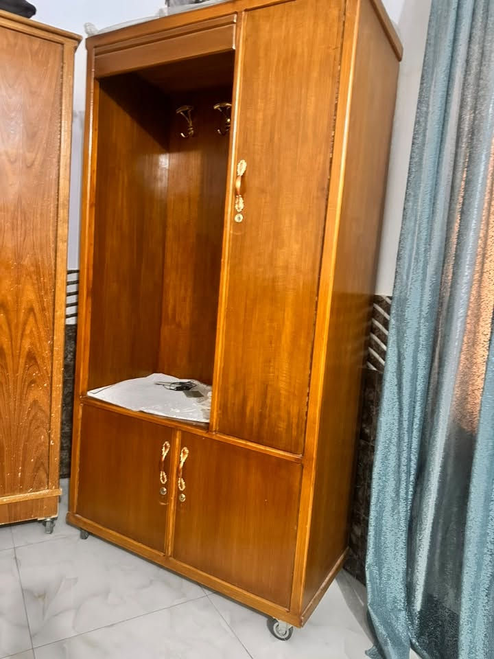 ٣ قطع كنتور ٤ ابواب زاوية ميز مراية تسكام شخط مابيهن ع شد النجار  السعر ٦٥٠ كلهن وبيهن مجال 
للاستفسار ***********
