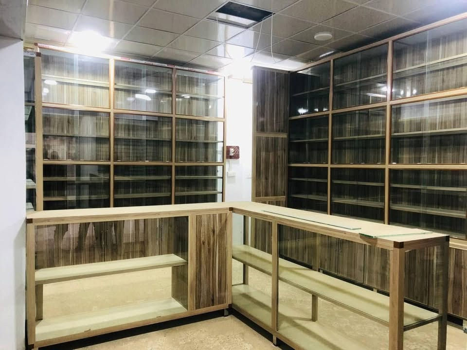 السلام عليكم
ديكور صيدلية جديد مامستعمل
المنيوم  
لون صاجي  الرفوف جام 
التواصل على الرقم 
***********
