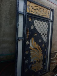 باب بيت يخبل تفاصيل و دقة و كتابات و ألوان حديد أصلي سويته ب٦٥٠ رايدته...