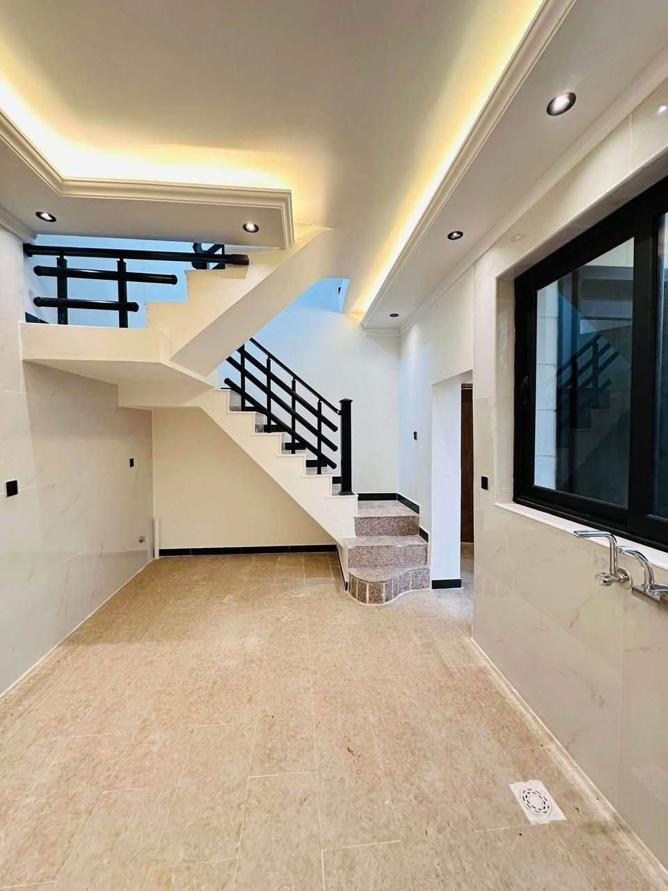 🏠 للبيع مشتمل ركن – منطقة البنوك

📍 الموقع: البنوك / مربع التربية
📐 المساحة: 43م سند، واقع حال 50م
📏 الواجهة: 10م
↔️ النزال: 5م
🏗️ البناء: حديث – درجة أولى

🔹 الطابق الأرضي:
• مدخلين للبيت
• مدخل استقبال منفصل
• مدخل للمطبخ
• مطبخ حار
• حمام كبير

🔹 الطابق الأول  2 نوم

📞 للتواصل: ***********
