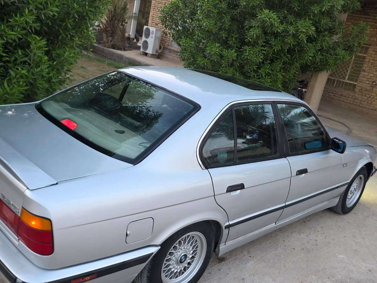 سلام عليكم بي ام 525موديل 90صبغ  جماليه بدون ضربه  سلايت شغال داخل صاج  سياره جاهزه  عندي بس كير من اغسله تحرك 3 وباقي محرك جديد وكير جديد *********** مكاني فلوجه. سعره 60وبيها مجال
