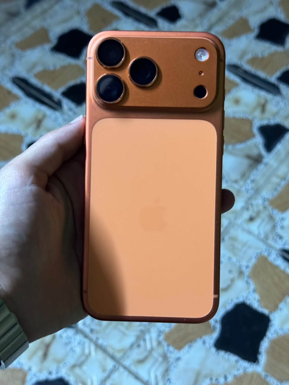 17 PRO MAX
ذاكرة 256
بطاريه 96 
مشحون  276
تك سمكرت 
جديد بعد على وضع الشركة
سعر مليون 725

***********

نص مكتوب في الصور:
- 77 4G 10:29 حول > الاسم < iPhone إصدار iOS < 26.7 اسم الطراز iPhone 17 Pro Max رقم الطراز MFYN4ZA/A الرقم التسلسلي H75T294DXT الضمان المحدود تاريخ انتهاء الصلاحية 2026/12/3 < الأغاني 0 الفيديوهات 181 الصور 524 التطبيقات 35 السعة 256 غ.ب. متوفرة 190.93 غ.ب. عنوان Wi-Fi BC:9F:58:96:18:FC
- 10:29 77 4G حالة البطارية حالة البطارية عادية تعمل بطارية iPhone هذه على النحو المتوقع. حول البطارية والضمان... الحد الأقصى للقدرة 96% هذا قياس لقدرة البطارية مقارنة بقدرتها عندما كانت جديدة. قد تتسبب القدرة المنخفضة بتقليل ساعات الاستخدام بين عملية الشحن والأخرى. عدد الدورات 276 هذا هو عدد مرات استهلاك iPhone لققدرة البطارية. معرفة المزيد... تاريخ التصنيع تشرين الثاني 2025 أول استخدام كانون الأول 2025