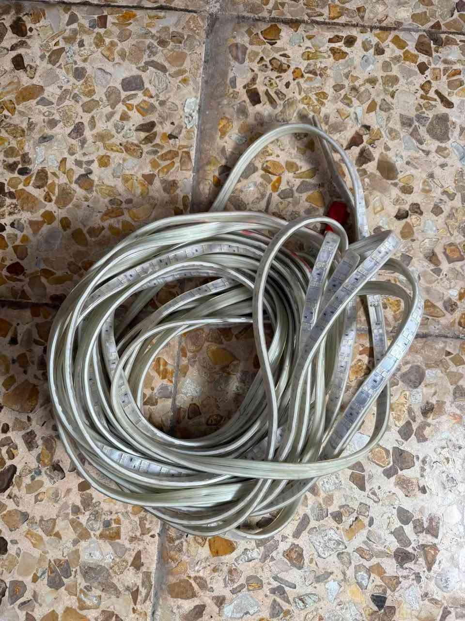 كيبل 4x10 للبيع 10 امتار سعودي استخدام شهر
كيبل 2x4 للبيع لفه كامله مقطعه 4 قطع اردني 
نشره مخفيه ترهم للسقوف الثانويه قياس 18 متر 
خلاط اصلي استخدام قليل 

بغداد / المشتل 
***********
