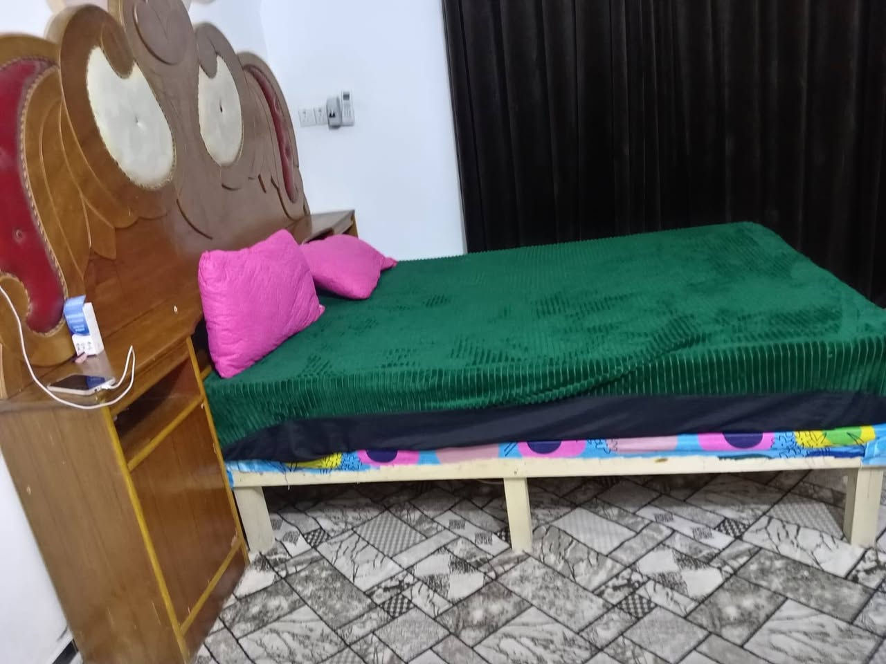 غرفة للبيع خشب عراقي ثكيل السعر ٥٠٠ ع طريق الدغارة واتساب ***********
