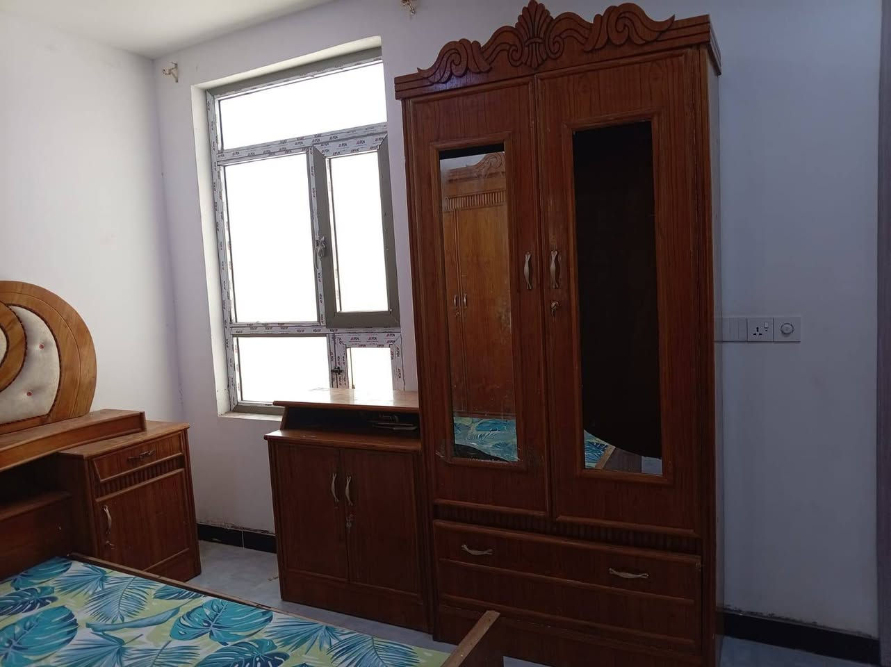السلام عليكم 
عندي غرفه اخشاب صاج نجاره عراقيه مستخدمه قليل مستعجل عليها 700وبيها مجال بغداد رقمي ***********
