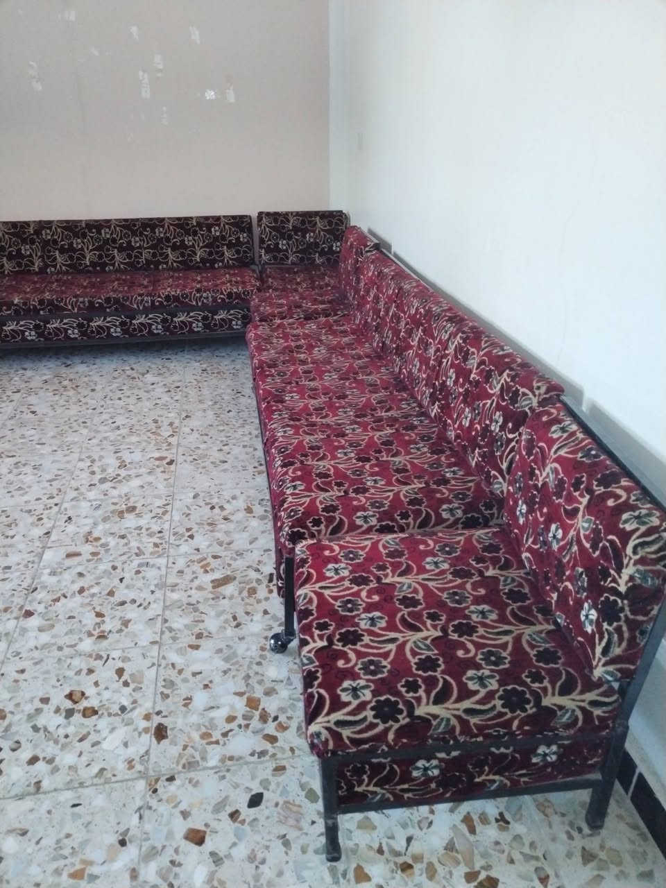 ديوان حديد نظيف عشر مقاعد سعره 150 للتواصل *********** بي واتساب
