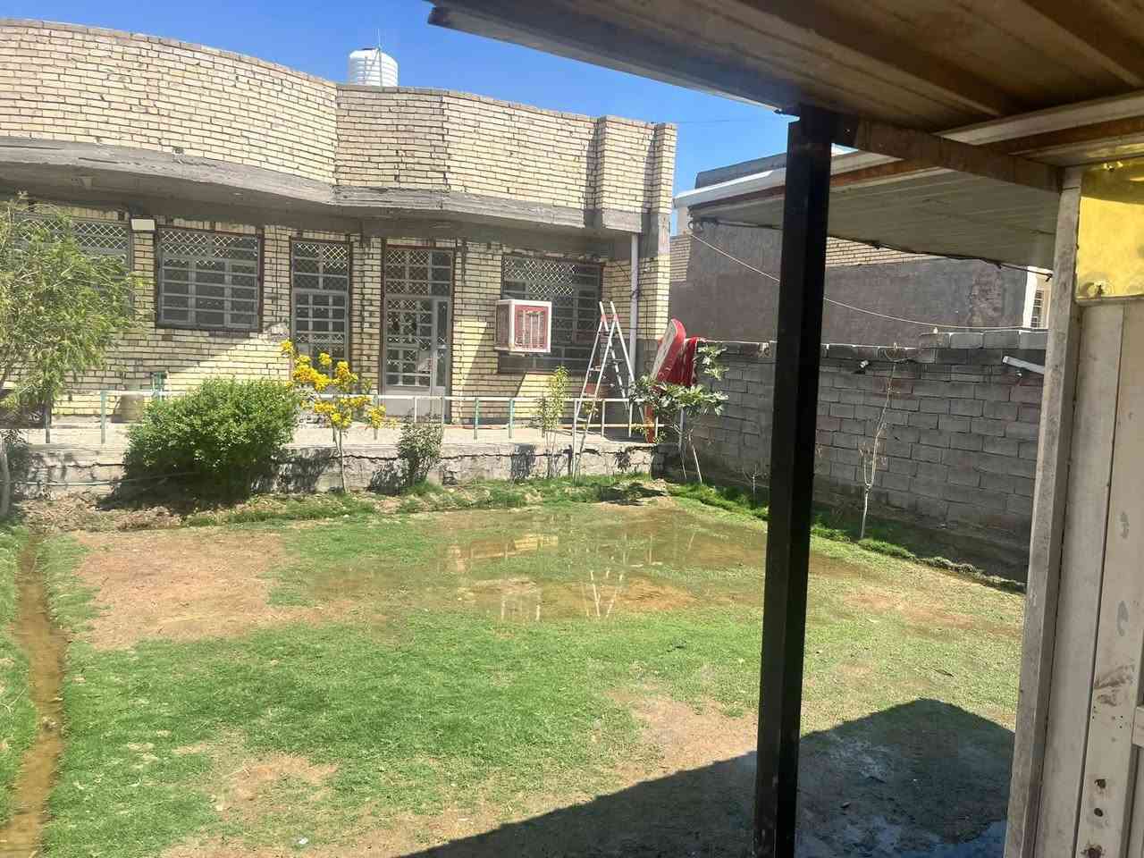 قطعه ارض مساحه ٥٠٠ متر مبني بيه بيتين متشابهات تماما ومعزولات واحد عن ثاني بالكامل فقط الحديقه والكراج مشترك البيت عالي عن الشارع وعلى شارعين بظهره شارع وكدامه شارع كل بيت يحتوي على استقبال ومطبخ وحولي ومنور وحمام وتواليت وغرفتين نوم وبيتونه ودرج وترك خلفي بيوت مبنيه جديد موقع البيت الشعله الدوانم شارع البلوك قبل مدرسه الإمامين العسكريين بأربع شوارع السعر ٢٢٠رقمي ***********
