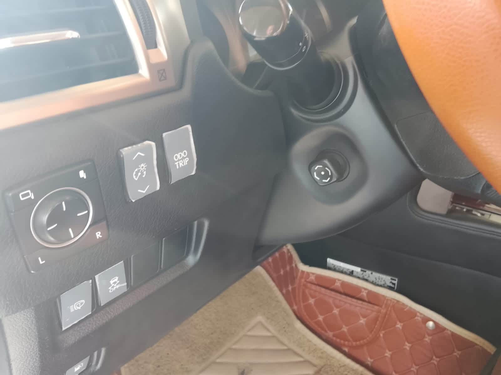 1. سيارة  (Lexus GX 460) - موديل 2014 .
2. ⁠المحرك: محرك تنفس طبيعي V8 بسعة 4.6 لتر.القوة: يولد قوة 292 حصان وعزم دوران 438 نيوتن-متر.ناقل الحركة: أوتوماتيكي بـ 6 سرعات مع نظام دفع رباعي مستمر (4WD).المميزات: يشتهر بالاعتمادية العالية جداً، ومقاعد مريحة تتسع لـ 7 ركاب، بالإضافة إلى قدرات جبارة في الطرق الوعرة.
رقم الهاتف ***********
