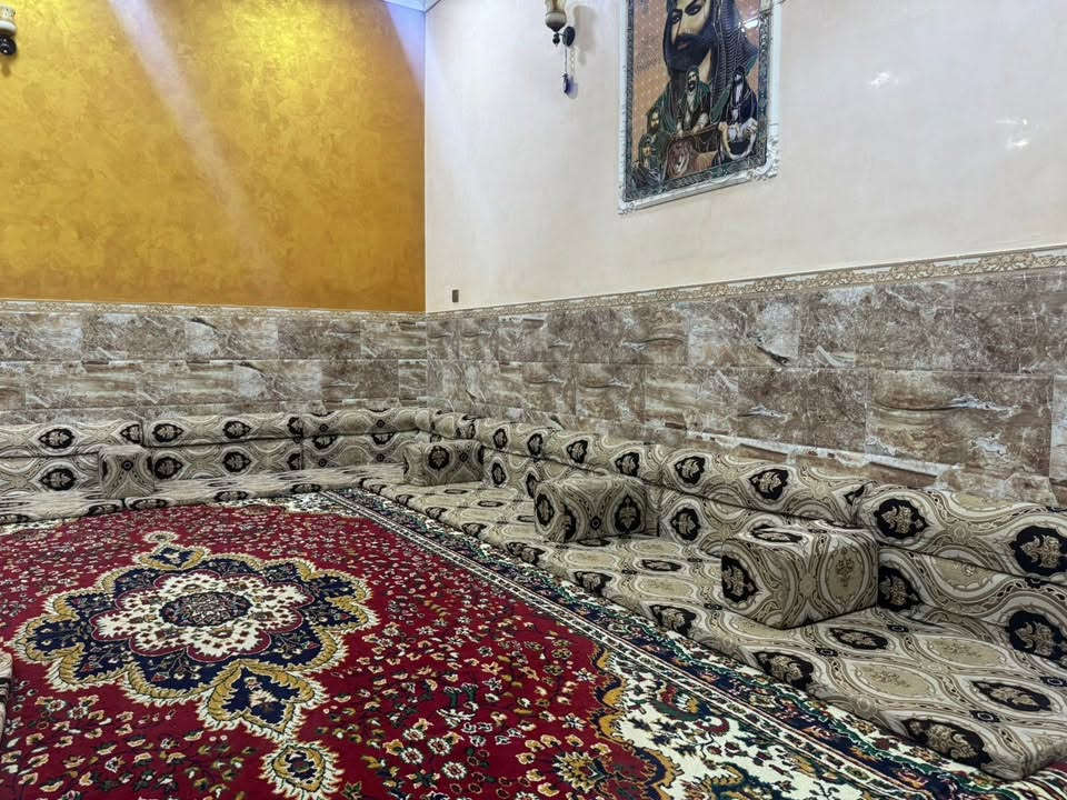 ديوان للبيع يتكون من
١٠ دواشك و١٨ قطعه ضهر و٣ قطع كوسر و١١ تكيه سعره ٤٠٠ وبي مجال 
واتساب ***********
