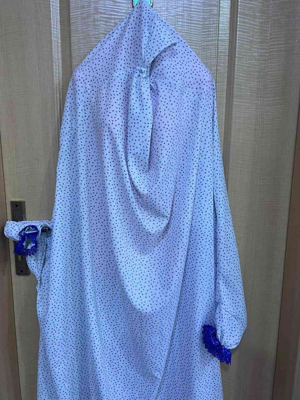 رفتةى نويژ بو فروشن

***********

نص مكتوب في الصور:
- عابای
- نیژفریسایز
- قوماش کریشه
- ئاسایش و شیک
- قوماش ناعم و ههناسهدر
- مناسب بو روژانه
- نرخی
- 10,000
- دهههزار دینار