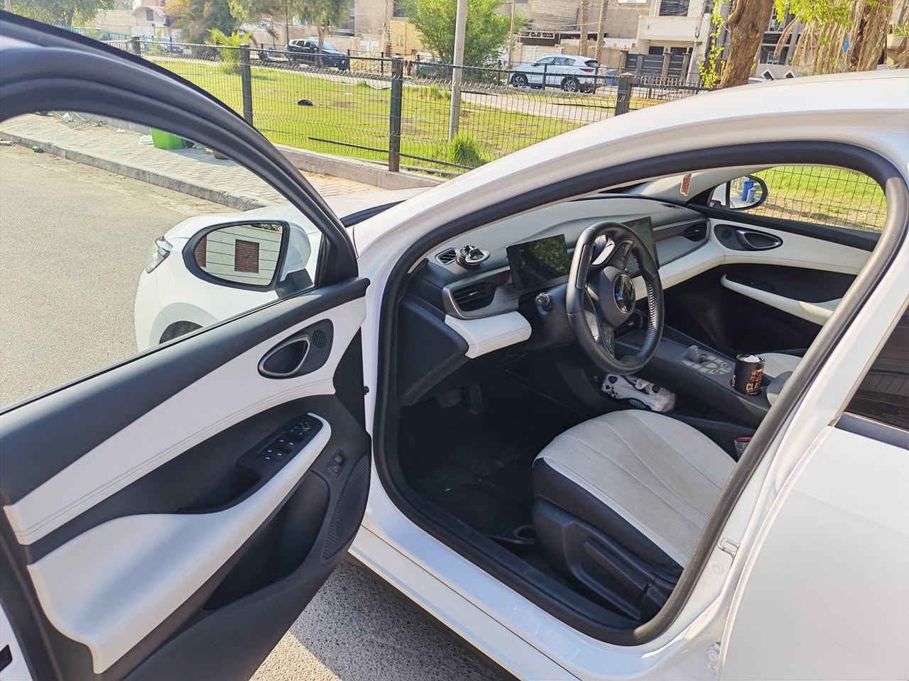 السلام عليكم
BYD 
سيل 5 
موديل 2025
للبيع 
سياره جديده 
كفاله عامه 
ماشيه 18 الف كيلو متر الكلي 
مرقم بغداد تحويل  ثاني يوم
مع كامل الملحقات بصمه وكارت وشاحنه
دهن جديد من الحسام 
سعره 21 مليون بيها مجال بسيط للطيبين 
مكان بغداد الكرخ
للستفسار اكثر ***********
