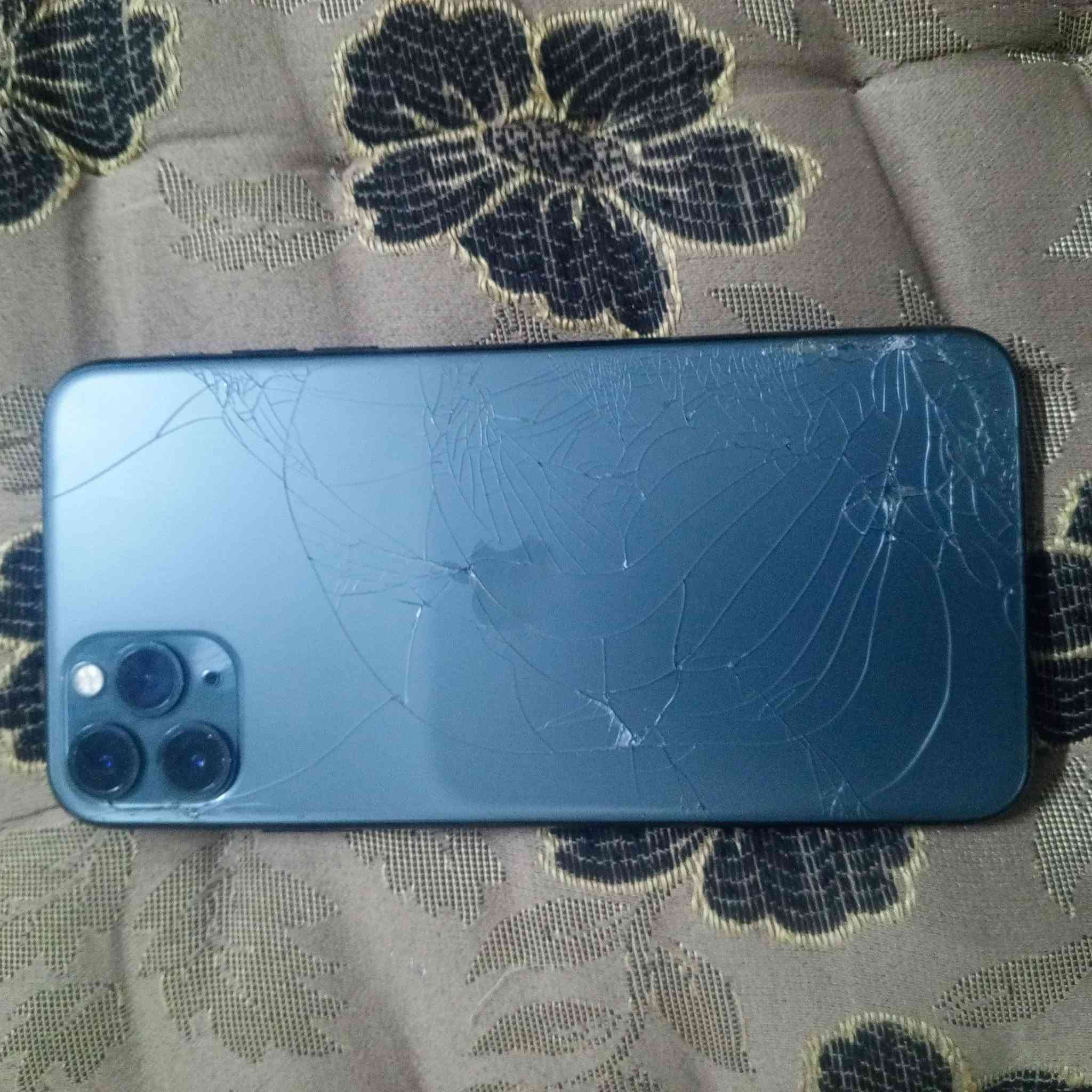 يتوفر ايفون 11 برو ماكس ذاكره 64 تلفون كله بلادي بس شاشه مال تفصيخ فيس ايدي شغال تلفون فول سعره 300 بي مجال مو شراي لا تعلق لال استفسار الاتصال عل رقم ***********
