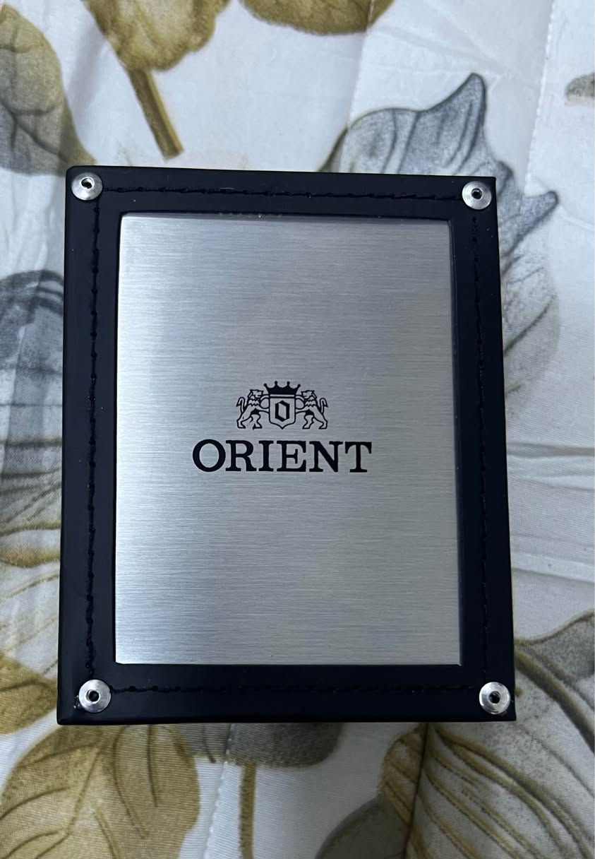 للبيع  تحفة يابانية فاخرة 

 Orient Automatic

 ساعة راقية بتفاصيل فخمة ومينا اسود ملكي تخطف النظر مع كل انعكاس ضوء صناعة يابانية أصلية 

  قطر الساعة: 41mm

 حركة أوتوماتيك احترافية تعمل بالحركة بدون بطارية

 سوار ستانلس ستيل فاخر بتشطيب عالي الجودة

 عرض للتاريخ بتصميم أنيق وكلاسيكي

 الحالة: جديدة بالكامل بالباكيت

 السعر: 400$ قفل

 للجادين وأصحاب الذوق الراقي – التواصل خاص او واتس اب *********** بغداد, العراق
