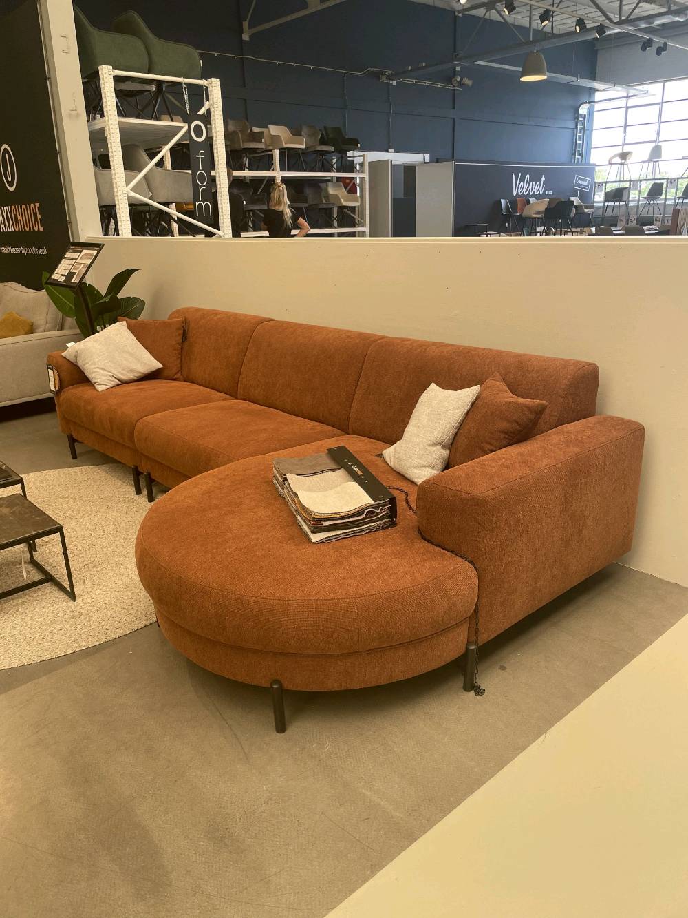 🛋️ ديوان مودرن بتصميم راقٍ وجودة مضمونة 

🔹 المواصفات:

- خشب زان مصري.
- مقعد صفاح بلوك (بلاويد) سماكة 16 ملم.
- إسفنج هاي إكسترا طبي.
- ارتفاع المقعد 12 سم.
- ارتفاع الظهر 6 سم.
- قماش خاولي إيطالي، استيراد خاص.

خطوط هادئة.
خامات مختارة بعناية.
حضور يملأ المكان بدون مبالغة.

هذا النوع من الأثاث ما يناسب الكل... يناسب أصحاب الذوق الرفيع فقط. 

الأسعار:
يبدأ سعر المتر من 195 ألف  
اقل شي شي 5امتار 
📏 جميع القياسات تُنفذ حسب طلبكم، مع إمكانية اختيار اللون الذي يناسبكم.

🤝 ضمان الجودة:
يوصلكم الديوان بنفس الصور والجودة، وأي اختلاف أو ضرر يتم إرجاع الطلب. مع وصل ضمان لمدة 10سنوات  صيانه داخل المعمل

🚚 توصيل متوفر إلى جميع محافظات العراق.