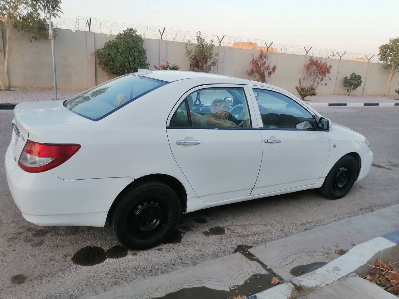 السلام عليكم byd  f3  المرغوبه للبيع سيارة جاهزه مكينه ميسيبوشي ياباني وكير اوتوماتيك مكينه وكير جدد تايرات جدد تبريد ثلج حداديه جديده مشط جديد شاشه اندرويد وحساسات شغاله السياره مابيها كل نقص موديل 2012 رقم كربلاء انكليزي بسمي مكاني كربلاء السعر 52 وبيها مجال للاتصال ( *********** )
