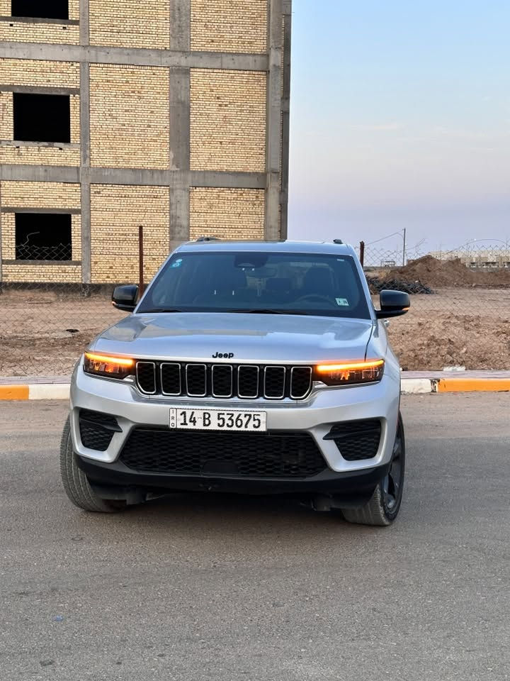 جيب كراند شيروكي التيتيود بلاك ادشن . الموديل : 2024 . (وارد امريكي) . 293hp . V6. 3.6L : المحرك العداد : 24 الف كيلو متر . المواصفات :
5 راكب . ﻿
دفع رباعي 4x4 . ﻿
رادار امامي مع مانع تصادم . ﻿
تحذير الخروج عن المسار . ﻿
تحذير النقطة عمياء . 
نظام تحذير عند التقاطعات.
شاحن موبايل وايرلس.
ويل قياس 20 انج .
فتحة سقف .
لوحة القيادة بقياس 12 أنج.
كير شفتر بالستيرن .
كاميرا خلفية. *شاشة متوسطة 8.1 أنج
المصابيح الأمامية زنون .
كشافات الضباب زنون،
دخول ذكي. 
الصندوق الخلفي كهربائي .
 ﻿فرش المقصورة الداخلية من الجلد والشاموا . ﻿
مقعد السائق كهربائي . ﻿
المقاعد الأمامية تدفئة . ﻿
حساسات خلفية . ﻿
دوسات جانبية . ﻿
مكيف خلفي .
 ﻿تدفئة مقود القيادة . ﻿
مانع تصادم خلفي . ﻿
بلوتوث تلفون . 
⭕️ مكاني البصرة رقم كتاب شهداء 
***********
