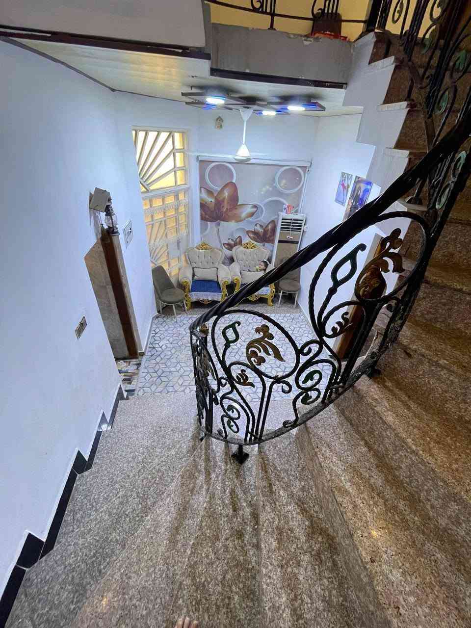 سلام عليكم
بيت مساحته 100مربع 10في 10 في شارع حسينيت البقيع البيت ركن  مجاري مربوطه البيت طابقين يحتوي على ثلاثة غرف منام اثنين كبار واحده مال اطفال من  ظمن غرفا  منام كراج  يسع سياره حمام خارجي صطح شتايكر    ارضيات البيت رفت بناء الطابق الاول طابوق والثاني فرمستونابو الخصيب ابو الجوزي شارع حسينيت البقيع طابو زراعي عراقي***********
