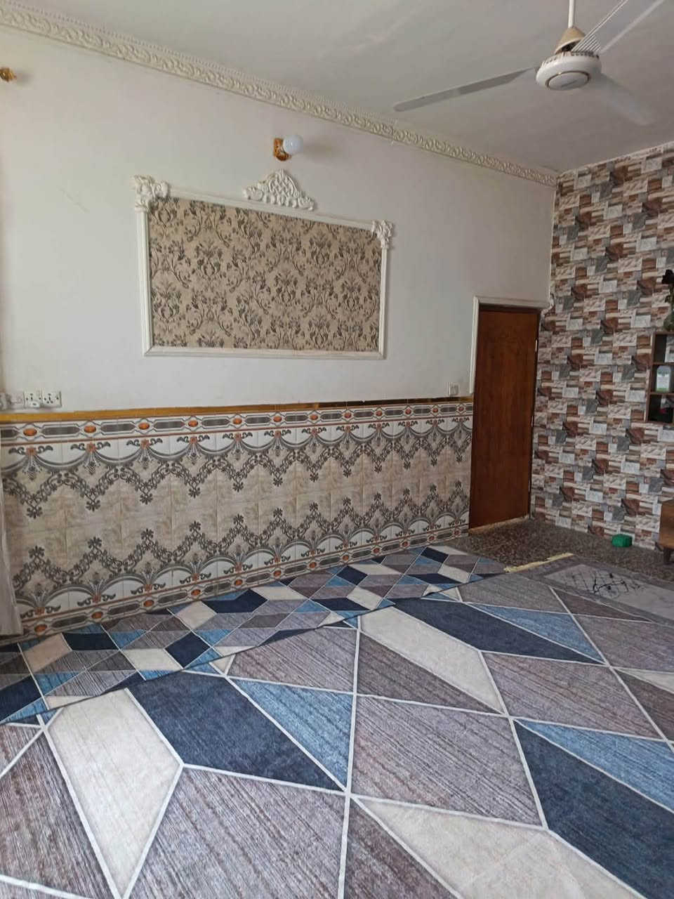 السلام عليكم من رخصت الادمن بيت للبيع المساحه ٢٠٠ متر الواجهة ١٠ النزال ٢٠ يحتوي على ثلاث غرف نوم وستقبال ومطبخ ومساحه درج وصحيات داخليه وخارجيه البيت بناء طابوك السكف صب كونكريت جاهز للسكن ملاحضه المنطقه جانت تجاوز وحاليآ زراعي // استفسار ***********
