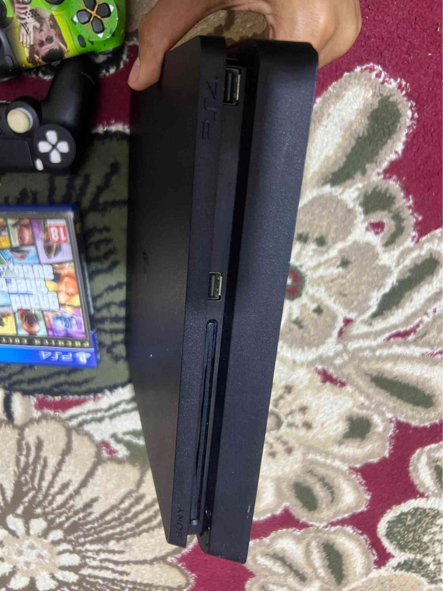 سلام عليكم بليستيشن 4 سلم هارد 500 نضبف لامصلح ولامفتوح وياة قرص gta 
وجوستكات عدد 2 وحدة شغالة والثانية السودة L2 يشكل فقط وواير تشغيل واير الشحن 
مكاني البصرة الجمعيات الاولى
***********
السعر 190 البصرة, العراق
