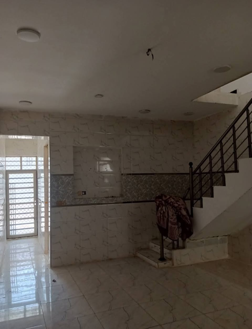 بيت للبيع منطقة التاجيات قريب على جاسم ماركت نساحة ١٠٠ متر 5×20 بيت نظيف جدا مدخلين طرمة واستقبال وحولي كبير جدا وصحيات وغرفة نوم كبيرة بالطابق الارضي والطابق الثاني يحتوي على غرفتين وحولي كبير جدا البيت كامل من كل النواحي علما اني البيت باسمي وفارغ ما مسكون السعر ١٨٠مليون وبيه مجال ***********

