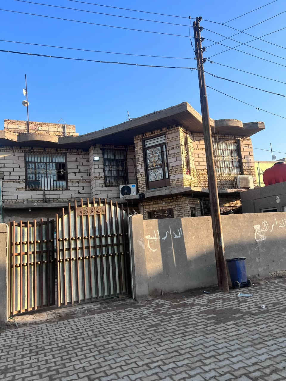 بيع مستعجل
بيت طابو صرف ٢١٦ متر واجهة ١٠ متر 
في منطقة الاسكان مقابل المعهد الفني قرب المجسر الجديد منطقة الغدير
مجاري تبليط شوار مقرنص
حديقة وطارمة ٦ غرف + استقبال 
واقع حال نظافة البيت ٧٠٪؜ 
السعر ١٣٥وبي مجال
للاستفسار
***********
