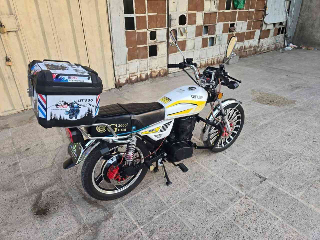 🔥🏍️ للبيع دراجة ايرني شحن SONLINK موديل 2025 – بحالة ممتازة جداً 🔥
إذا تريد دراجة اقتصادية، قوية، عملية، وتوفر عليك مصاريف البنزين… هاي فرصتك 👌
SONLINK 2025 
تقطع تقريباً 100 كم بالشحنة الواحدة حسب الاستخدام والظروف 🔋 بطارية قوية ليثيوم فقط البطارية سعره مليون دينار 📊 شاشة رقمية حديثة  3 مودات قيادة 1ايكو 2 نورمل 3سبورت🛞 إطارات رياضية 🛑 فرامل دسك 📦 صندوق خلفي كبير ومناسب للتوصيل والشغل 💪 محرك قوي ومناسب للاستخدام اليومي والعمل ✨ شكل أنيق وفخم ومواصفات مميزة
📌 الشاصي: HMODS3A12SA604839 📌 رقم المركبة: SL202504839 📌 الموديل: 2025 📌 
💰 مناسبة جداً للتوصيل، المحلات، المطاعم، المشاريع، والاستخدام اليومي.
🔥 دراجة عملية وتوفر عليك البنزين والصيانة ومصاريف التشغيل!
📞 للاستفسار والسعر والتفاصيل: راسلني خاص 📍 البيع للجادين فقط
⚠️ ملاحظة: مدى 100 كم تقريباً بالشحنة الواحدة وقد يختلف حسب الحمولة، السرعة، وطريقة الاستخدام.
بل عافية علي تصير من نصيبة
***********
