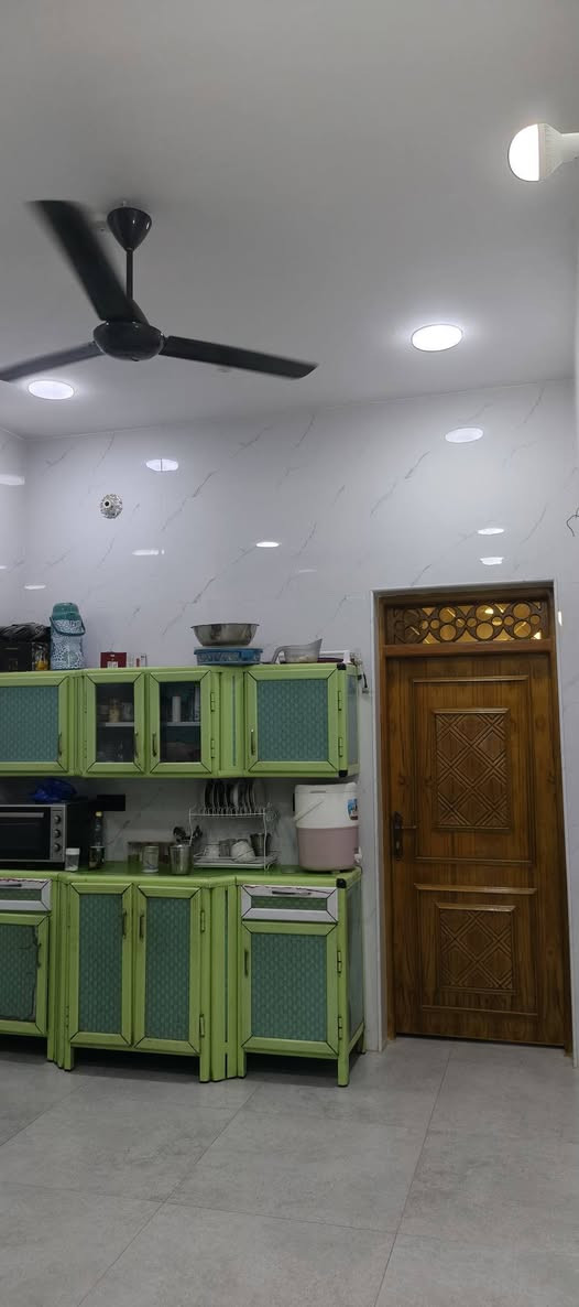 دار للبيع المساحه 100 متر بناء حديث الطابق الأول كامل  والطابق الثاني هيكل غير مسقف في حي الفداء نهاية شارع أبو لبنان قرب المدارس الجدد السعر 85 مليون للأستفسار الاتصال على الرقم ***********

