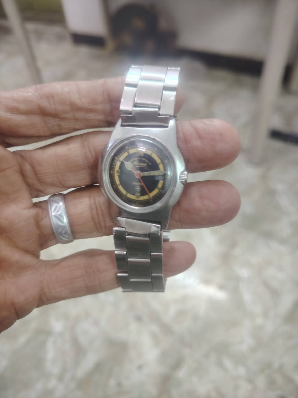 ساعة • للبيع • سعر عالخاصة