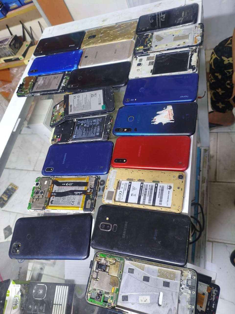 شلعة تلفونات اغلبهن عوزهن شاشة 
عددهن 20 قديم وحديث مثل ماموضح بالصور 
يفيدنك تفصيخ أو تصلحهن
شلع ب110 الف غير قابل للتفاوض 
اتصل وتعال اخذهن محضور ماسنجر 
***********
