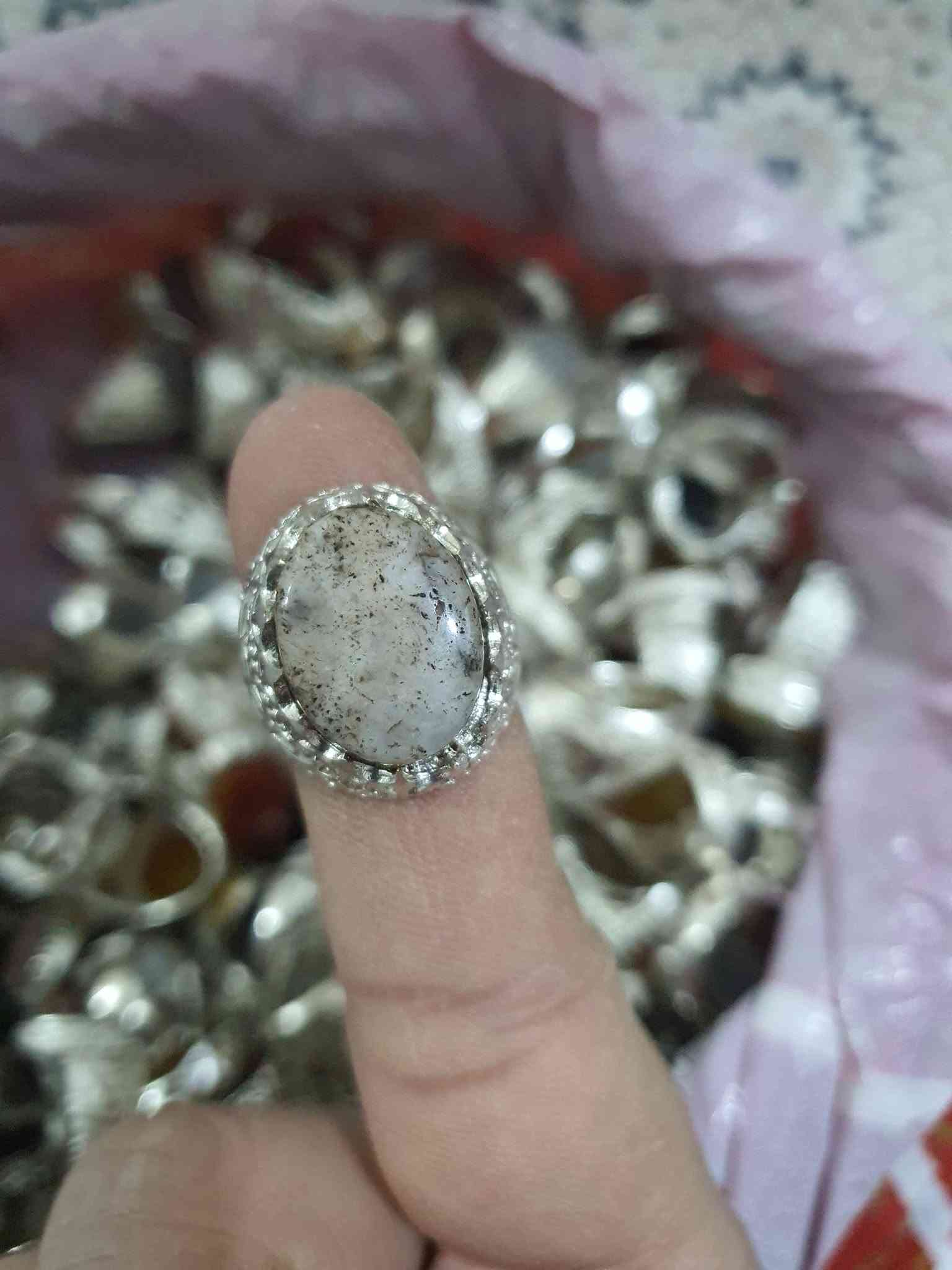 خواتم فضه ايرانيه العدد 200قطعه السعر الفين دينار القطعه
