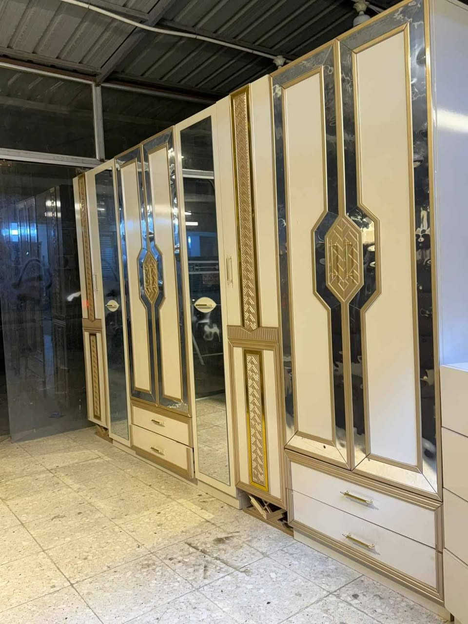 غرفه تركي 10 قطع اصليه نظافتها فوول  شد ونقل مجاني داخل بغداد فوول للحجز والاستفسار اخذ سكرين وتفضل واتس اب ***********
