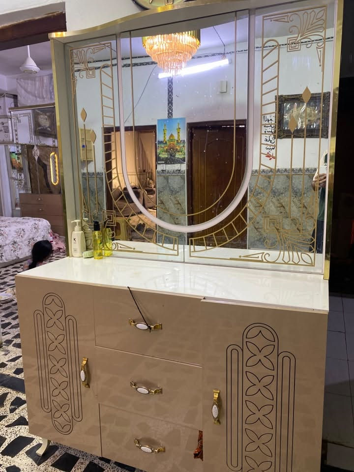 غرفه تركيه اصلي ثقيل استعمال قليل مكفوله سعر مليون او ٢٥٠ او بيها مجال
***********
