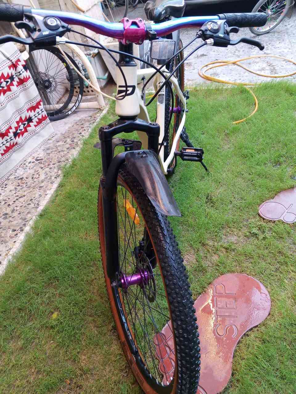 هذا البايسكل من علامة DSMA التجارية، وهي دراجة جبلية (Mountain Bike / MTB) موديل MT-316.
‏المواصفات الفنية الموضحة في الصور:
‏الماركة والموديل: DSMA - موديل MT-316.
‏النوع: دراجة جبلية (Mountain Bike).
‏الهيكل (Frame): ألومنيوم باللون الأوف وايت/البيج، مع تصميم ديناميكي (Dynamic Structure).
‏نظام التروس (السرعات): ناقل حركة (ديلر) خلفي وأمامي تجاري/اقتصادي ماركة HW، بنظام سرعات متعدد (غالباً 21 سرعة: 3 أطباق أمامية × 7 تروس خلفية).
‏المكابح (البريكات): ديسك بريك ميكانيكي (Mechanical Disc Brakes) خلفي وأمامي.
‏المساعدات (Suspension): مساعد أمامي (Front Fork) لامتصاص الصدمات في الطرق الوعرة.
‏الإطارات: إطارات رياضية بحواف بنية (Tan Wall) ومقاس   29 إنش.
‏الملحقات والمميزات الإضافية:
‏
‏مقود (ستيرن) ملون بألوان نيون رياضية (Rainbow/Anodized).
‏ساند جانبي (جك).
‏
‏غير مستعمل 
‏مكاني شهداء البياع 
‏***********
‏
‏سعر 210 وبي مجال 
هذا البايسكل من علامة DSMA التجارية، وهي دراجة جبلية (Mountain Bike / MTB) موديل MT-316.
