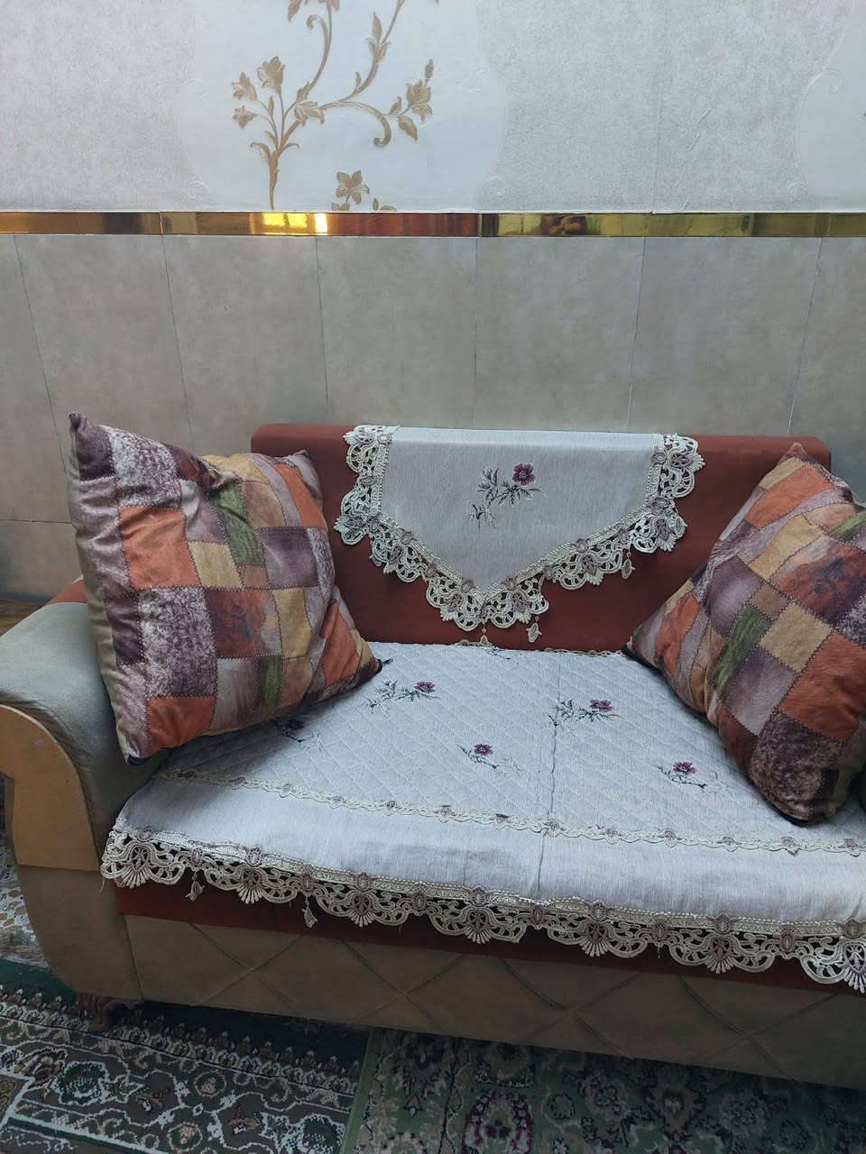 طقم قنفات...متكون  من قنفه ثلاثه اشخاص واخرى شخصين وأربع كراسي...بحاله جيدة...السعر..200 الف وبيهةمجال..العنوان بغداد الجديده ..النعيرية
***********
